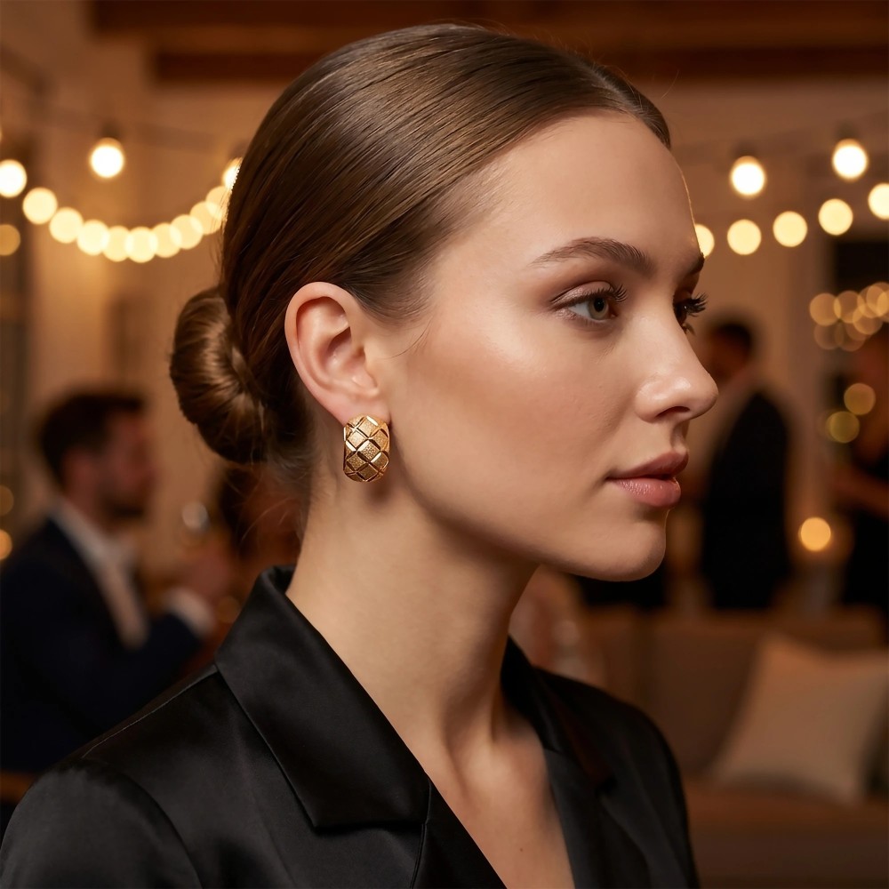 Kolczyki pozłacane elegancki wzór geometryczny na uchu – elegancka stylizacja