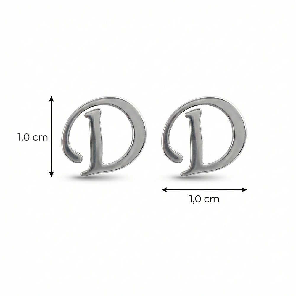 Wymiary kolczyków litera D: wysokość 1,0 cm, szerokość 1,0 cm.
