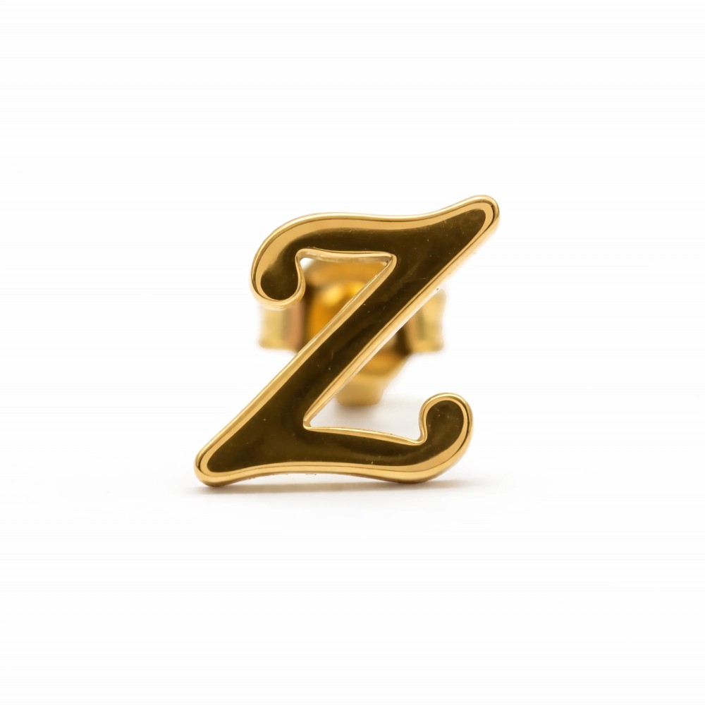 Kolczyk literka Z – ujęcie z boku, sztyft i zapięcie motylek