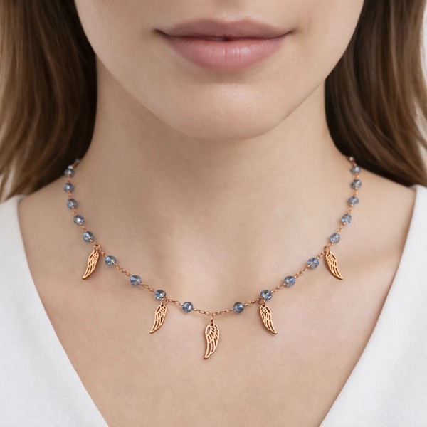 Naszyjnik celebrytka skrzydełka rose gold na szyi, koraliki błękitnoszare przeźroczyste