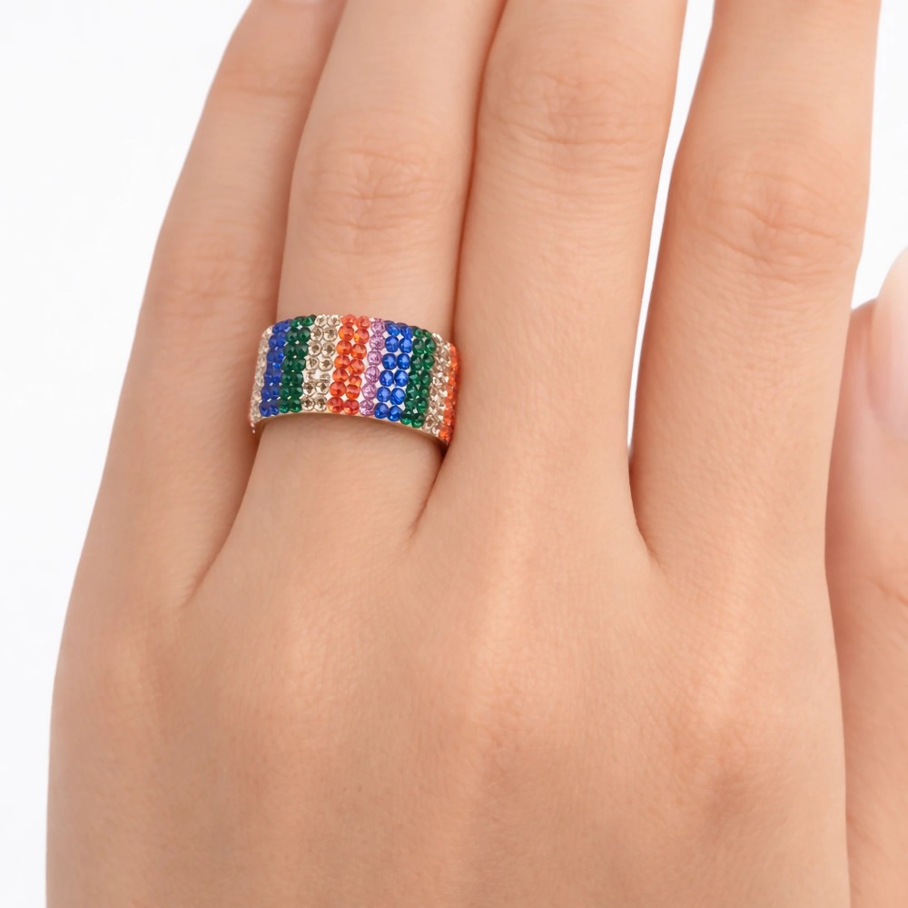 Obrączka tęczowe cyrkonie pavé 0,9 cm na dłoni – ujęcie hero, tło białe