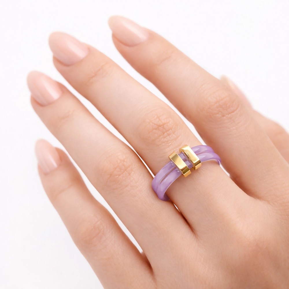 Podwójna obrączka ceramiczna liliowa na dłoni modelki – manicure nude, jasne tło
