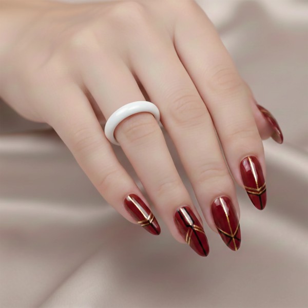 Minimalistyczna biała obrączka z ceramiki na dłoni modelki z wyrazistym manicure – profesjonalne zdjęcie produktowe.