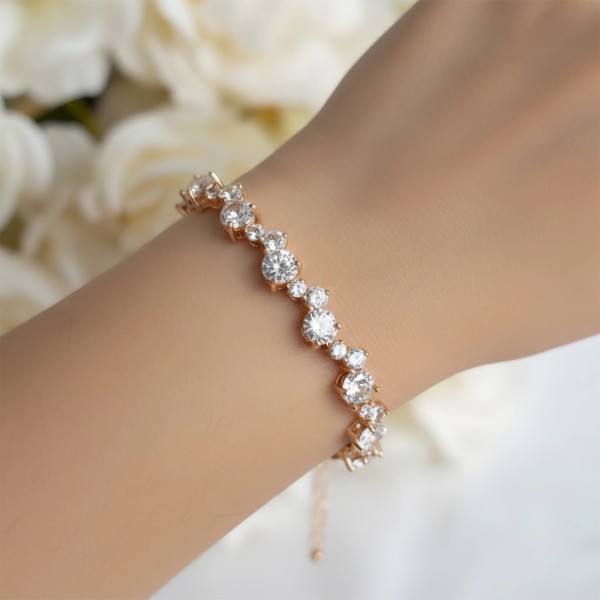 Rose gold bransoletka z kryształkami na ręce – zbliżenie