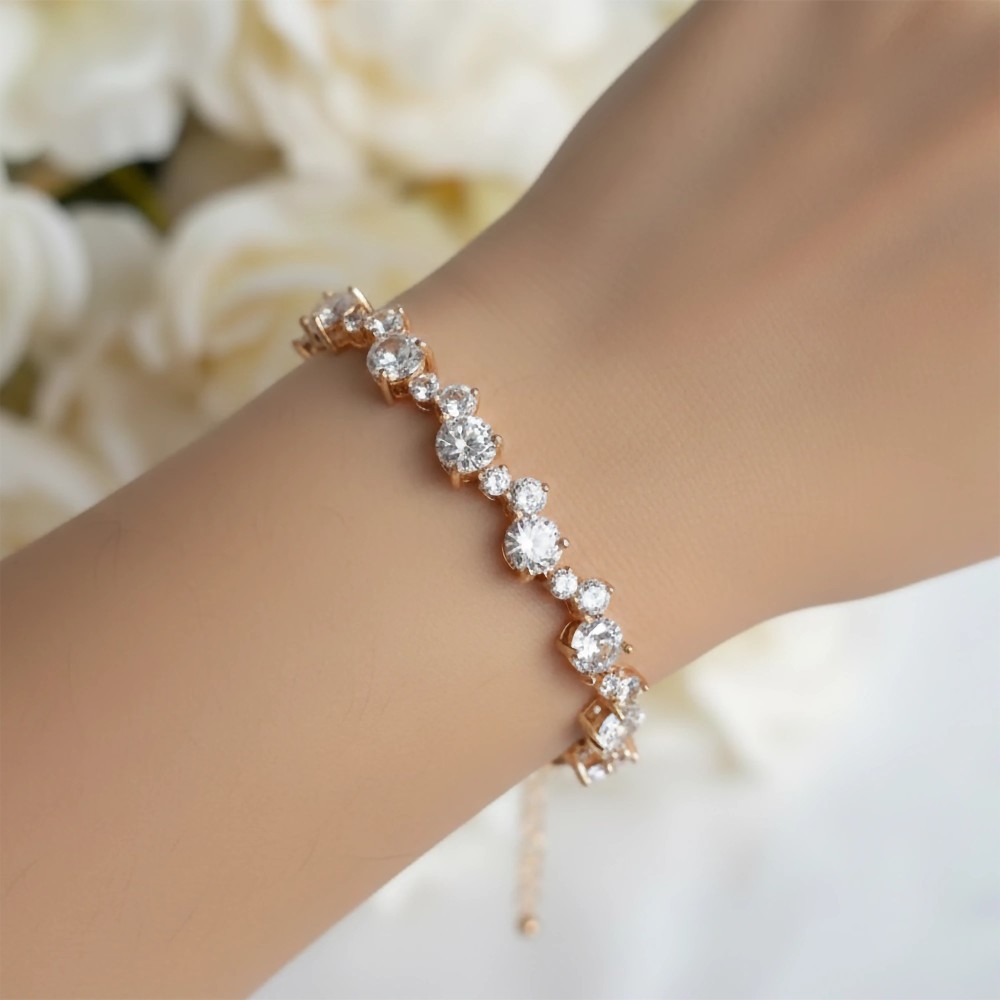 Rose gold bransoletka z kryształkami na ręce – zbliżenie