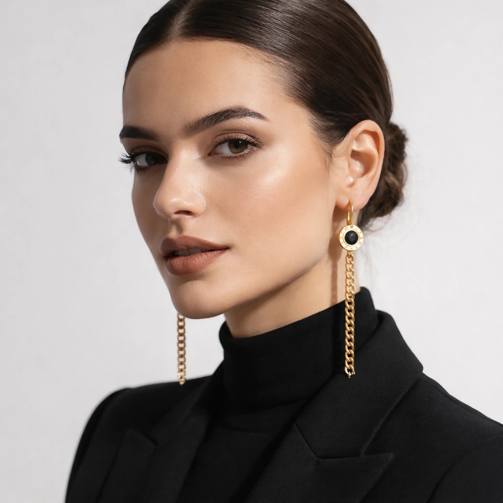 Modelka w stylizacji modowej w kolczykach czarne oczko z zegarem – stal chirurgiczna