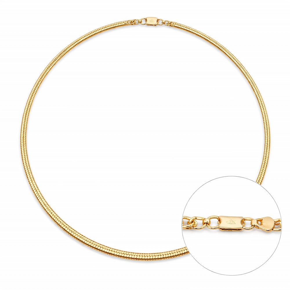 Pozłacany łańcuszek snake chain ułożony w okrąg z widocznym zapięciem