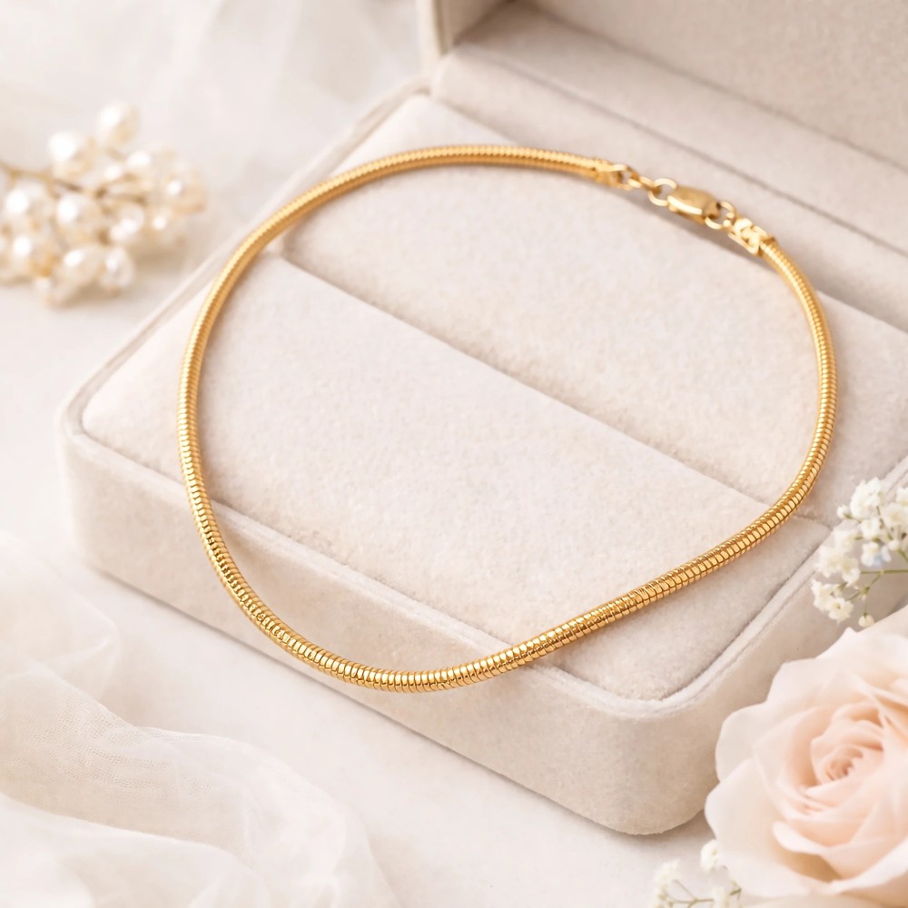 Pozłacany łańcuszek snake chain 50 cm w delikatnej aranżacji ze szkatułką