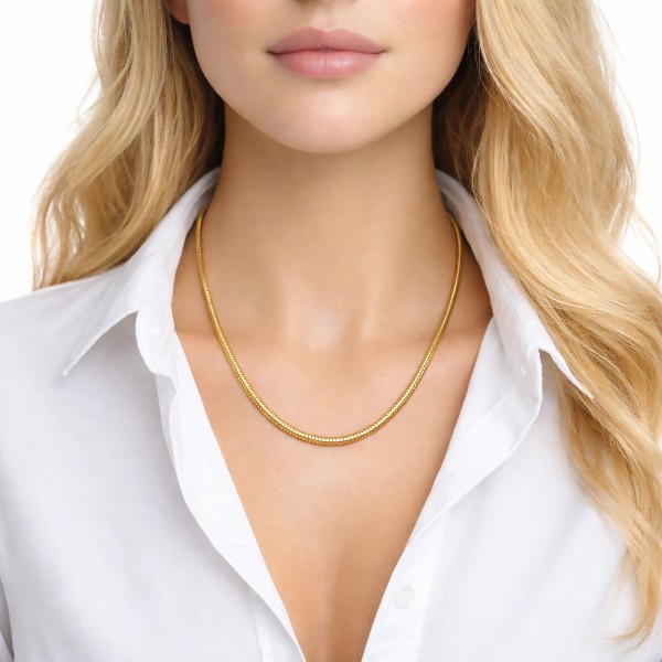 Pozłacany łańcuszek damski snake chain 50 cm 0,5 cm na modelce
