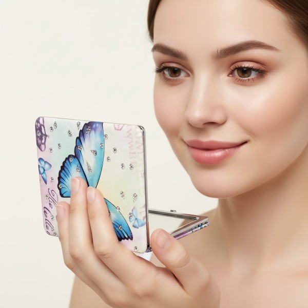 Modelka przegląda się w składanym lusterku Moty