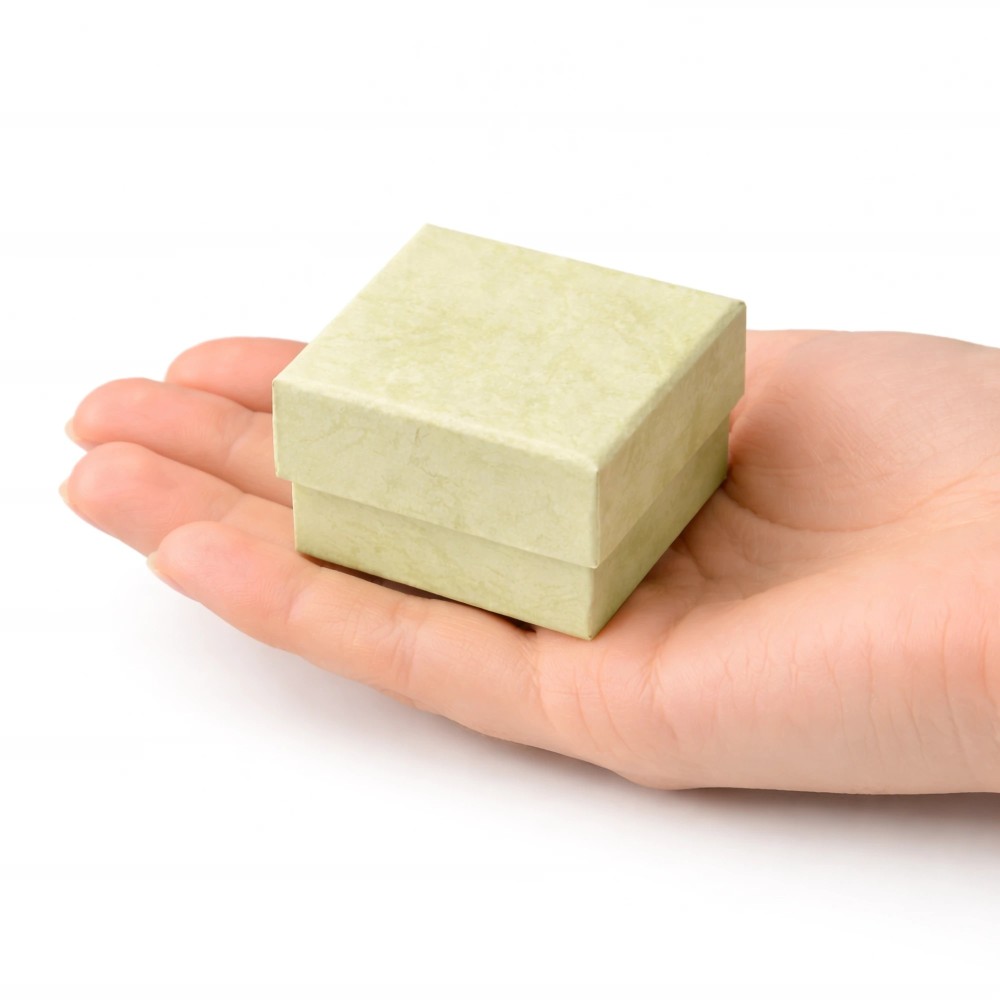 Zielone pudełko do biżuterii 4,3×4,3 cm w dłoni – skala