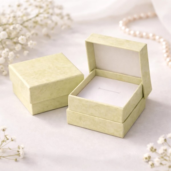 Otwarte zielone pudełko do biżuterii 4,3×4,3 cm z jasnym wnętrzem