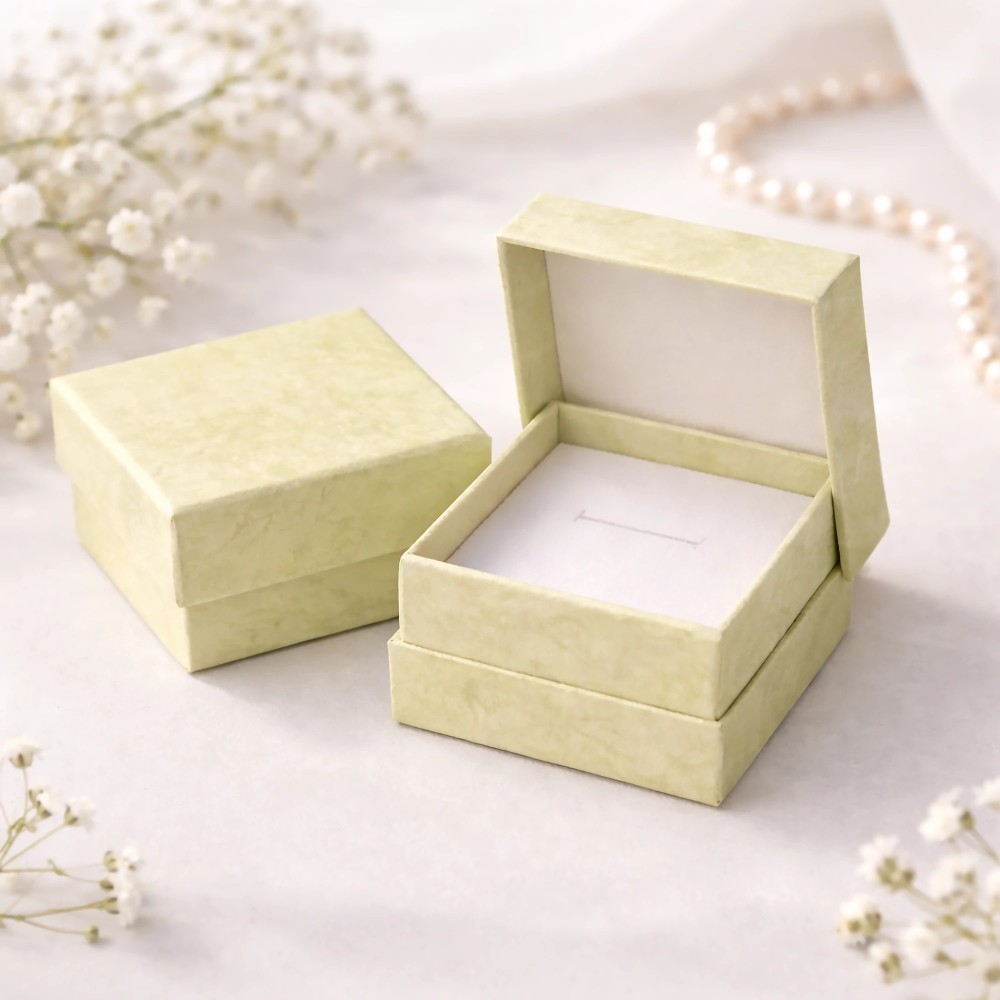 Otwarte zielone pudełko do biżuterii 4,3×4,3 cm z jasnym wnętrzem